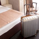 Po wejściu do hotelu stawiam walizkę pod prysznicem. Ratuje mi to wakacje