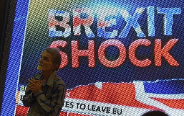 Po wieściach o Brexicie silne spadki na giełdach /AFP
