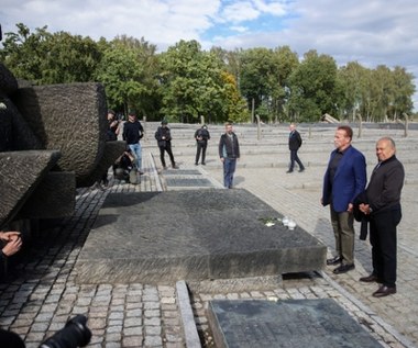 Po wizycie w Miejscu Pamięci aktor udał się do Centrum Żydowskiego w Oświęcimiu. To miejsce jest jedynym żywym śladem po żydowskiej obecności w mieście, którego nazwę podczas wojny Niemcy zmienili na Auschwitz. Instytucja kultywuje pamięć, a także edukuje ze szczególnym uwzględnieniem problematyki Holokaustu i współczesnych zagrożeń związanych z nietolerancją. Pod auspicjami Centrum funkcjonuje placówka edukacyjna, muzeum i synagoga.
