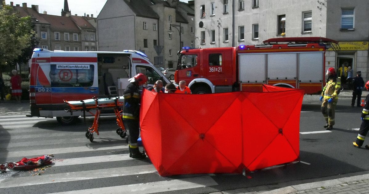 Po wprowadzeniu pierwszeńśtwa dla pieszych "wchodzących" na przejście liczba wypadków na samych przejściach wzrosła w Polsce o 38 proc. /PIOTR KRZYZANOWSKI / POLSKA PRESS /Agencja SE/East News