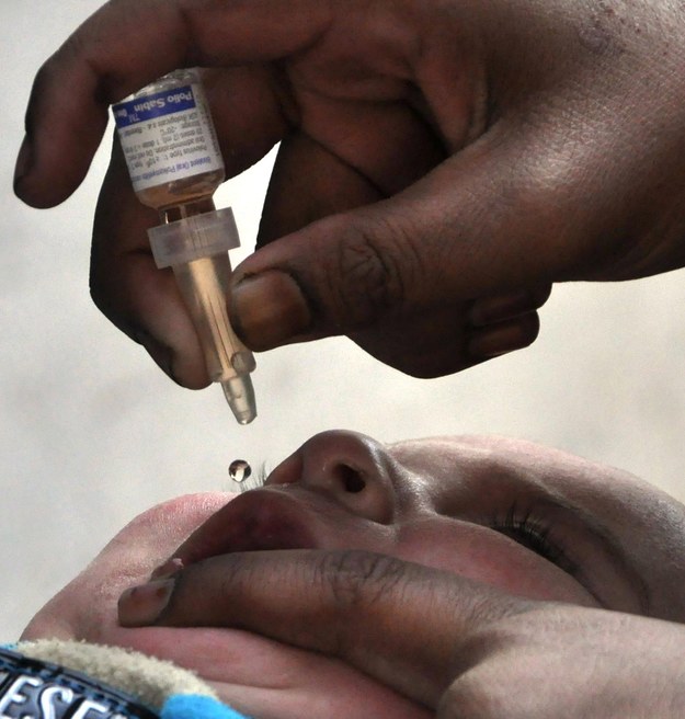 Po wprowadzeniu szczepionek przeciw polio w latach 50. ubiegłego wieku udało się w krajach rozwiniętych wyeliminować chorobę Heinego-Medina. / 	SHAHZAIB AKBER    /PAP/EPA