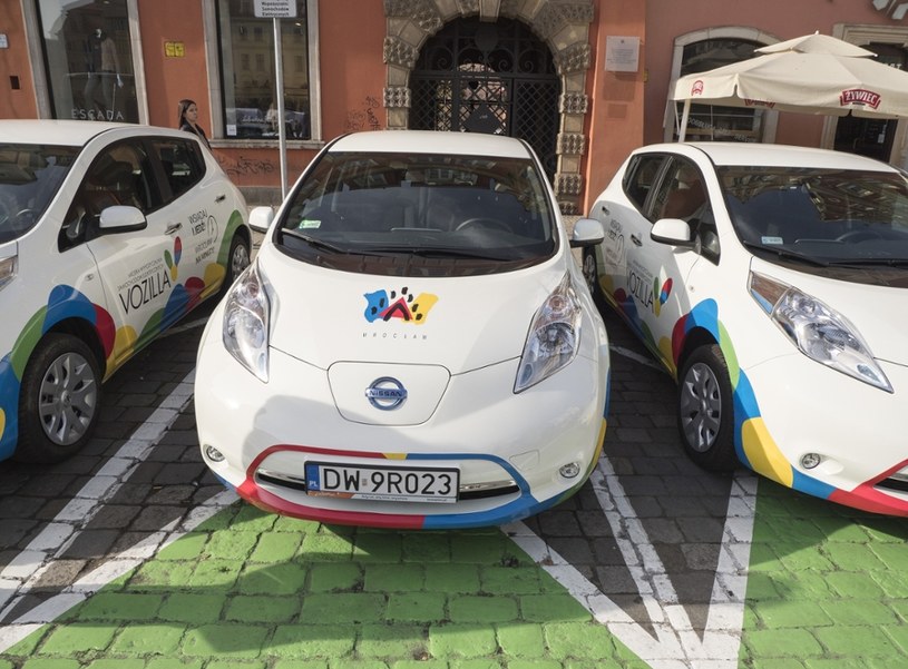 Po Wrocławiu jeździ 200 elektrycznych Nissanów Leaf i tyleż miejsc parkingowych dla nich przygotowano /Leszek Kotarba  /East News