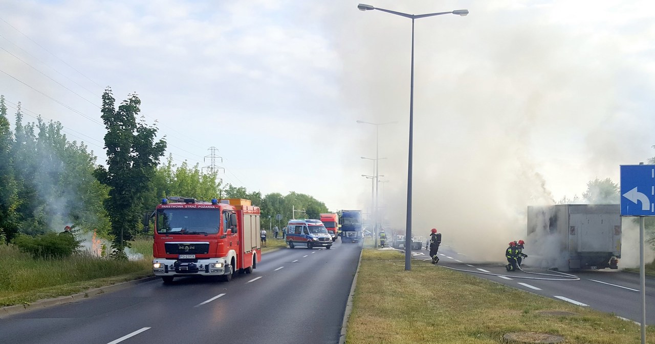 Po wybuchu opony doszło do pożaru po lewej stronie drogi /ITD