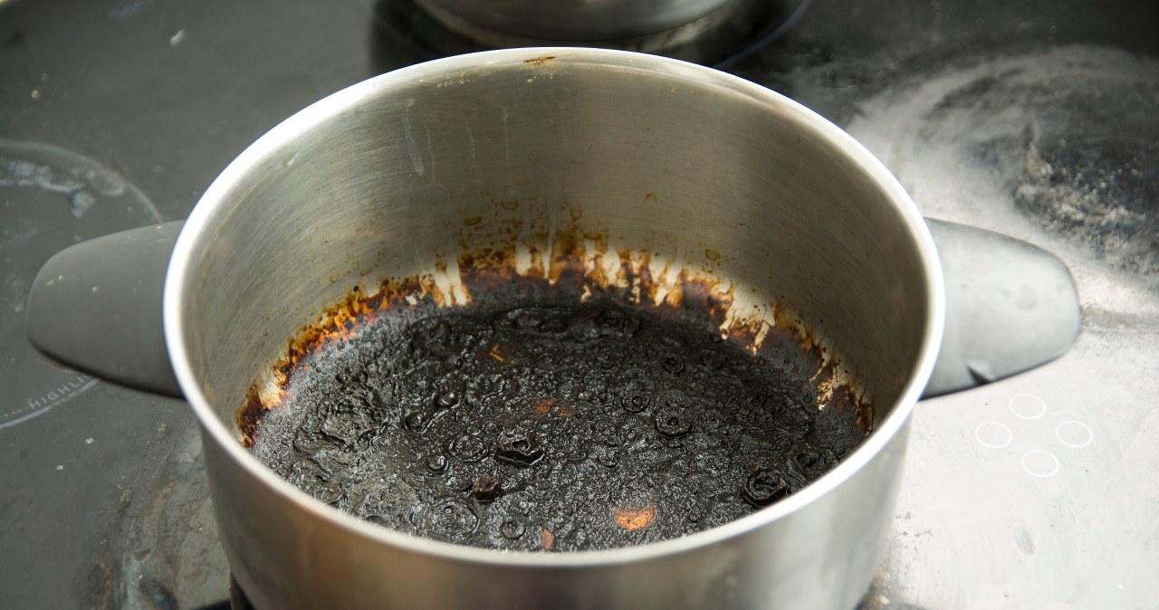 Po wyczyszczeniu tanim produktem z kuchennej szafki przypalone garnki będą jak nowe /123RF/PICSEL