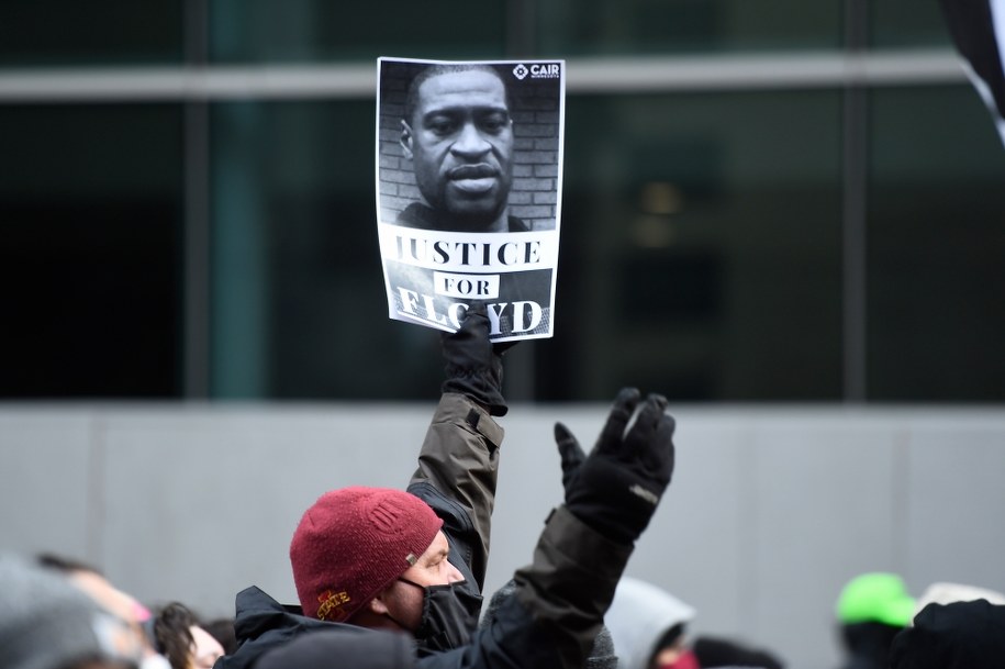 Po wygłoszeniu mów końcowych przez adwokatów w procesie o zabójstwo George'a Floyda na ulice wyszło wiele osób, aby protestować /Craig Lassig /PAP/EPA