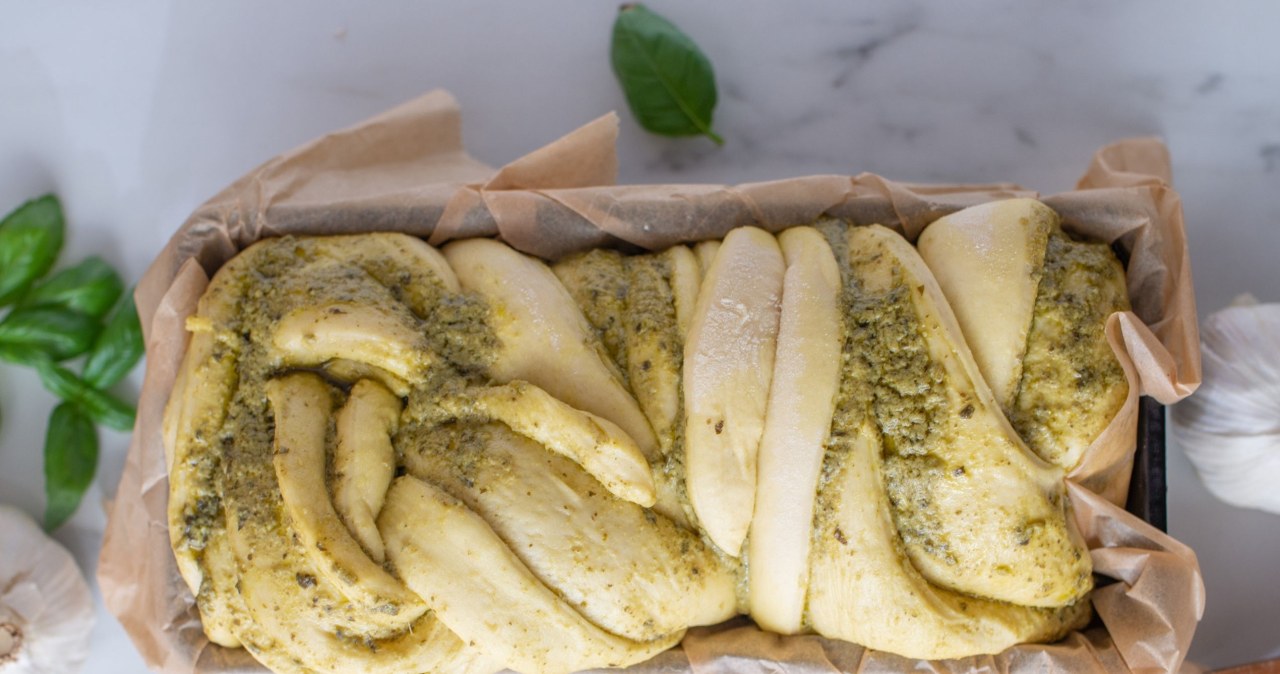 Po wyjęciu od razu podawaj, najlepiej odrywając kawałek po kawałku. /123RF/PICSEL