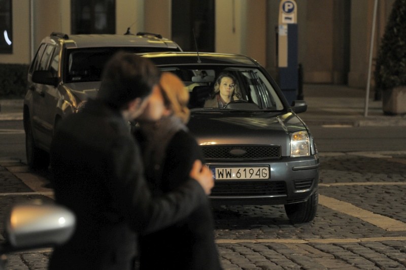 Po wyjściu z teatru Marek znów pocałuje Ewę. Jak na ironię, zobaczy to Anna, która przyjedzie autem pod operę, bo o randce Marka dowie się od Uli. /Agencja W. Impact