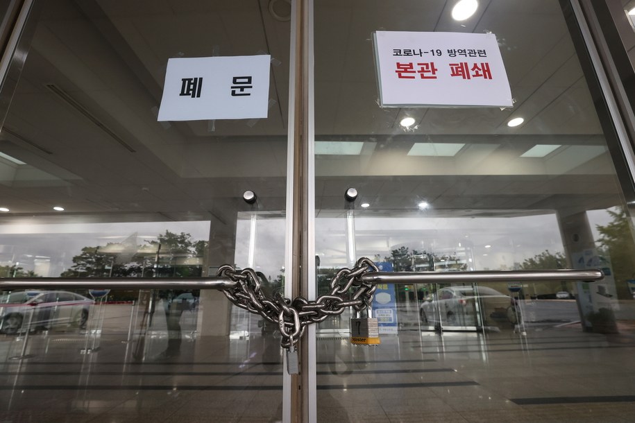 Po wykryciu infekcji u jednego z fotoreporterów zamknięto parlament, a grupa posłów przechodzi kwarantannę /YONHAP   /PAP/EPA