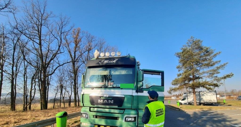 Po wykryciu poważnych usterek inspektorzy ITD zatrzymali dowód rejestracyjny ciągnika siodłowego oraz naczepy /ITD /Informacja prasowa