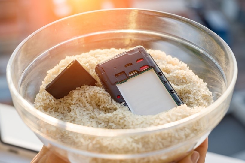 Po wylądowaniu telefonu w wodzie, ryż raczej nie pomoże, ale gwarancja - nawet w przypadku wodoszczelnych smartfonów - również nie /123RF/PICSEL