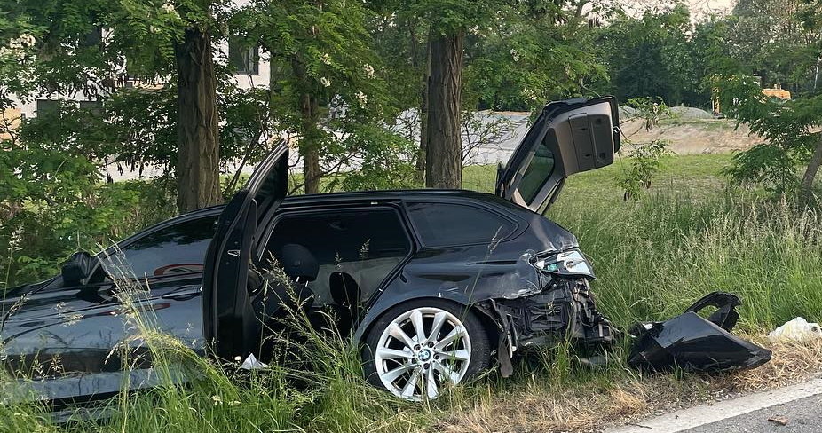 Po wypadku policjant uciekł pieszo, ale szybko został zatrzymany / Fot: Straż pożarna /