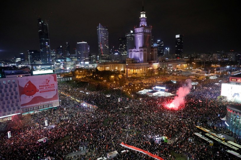 Po wyroku TK z 22 października na ulice wyszły tłumy protestujących; na zdjęciu dziewiąty dzień protestów w Warszawie /Piotr Molecki /East News