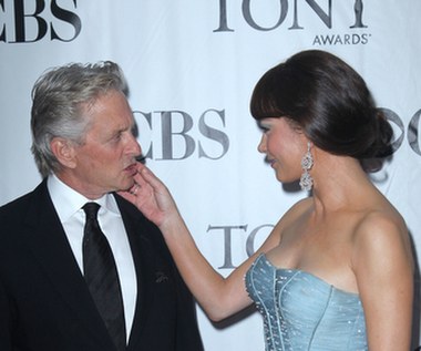 Po występie w filmie "Życie od kuchni" Zeta-Jones poczęła coraz bardziej wycofywać się z celebryckiego świata filmu. Skupiła się na rodzinie, dzieciach i swoim zdrowiu. U aktorki zdiagnozowano bowiem chorobę dwubiegunową. O swojej przypadłości mówiła głośno w wywiadach. Zamiast na ekrany kin powróciła zaś na scenę. Zagrała w kilku broadwayowskich przedstawieniach i musicalach. Jej występy zostały niejednokrotnie uhonorowane teatralnymi nagrodami. Między 2009 a 2012 rokiem Jones nie pojawiła się w żadnej kinowej produkcji.

Jej życiowa sytuacja szczególnie skomplikowała się w roku 2010, kiedy u jej męża - Michaela Douglasa - zdiagnozowany został rak krtani. Aktor ostatecznie pokonał ciężkie schorzenie. Udało mu się to dzięki intensywnej chemioterapii. Okres choroby był jednak dla pary wyjątkowo niełatwy. Zeta-Jones przechodziła depresję, w 2013 roku aktorzy przestali nawet razem mieszkać.

Nie poczynili jednak żadnych kroków prawnych w kierunku separacji lub rozwodu. Wrócili do siebie po roku. Jak stwierdził Douglas - od tamtego czasu są "silniejsi niż kiedykolwiek".