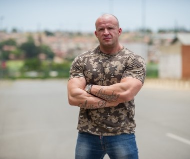 Po występie w "Pitbullu" Oświeciński wziął udział w programie TVN "Agent  - Gwiazdy". Jak przyznaje, od tego momentu poczuł, co to znaczy popularność.

- To spadło na mnie jak grom z jasnego nieba. Przed "Pitbullem" zdarzało się, że ktoś mnie rozpoznał jako Andrzejka z "M jak miłość" i to było miłe, ale po "Agencie" i "Pitbullu" nie mogę spokojnie przejść ulicą. Nagle uświadomiłem sobie, że np. zdjęcia z mojego konta na portalu społecznościowym będą znane wszystkim, nie tylko znajomym. Pomyślałem sobie: "Stary, teraz musisz uważać, co robisz". Jestem w sklepie i pięć razy pomyślę, czy włożyć piwo do koszyka. Robię sobie z ludźmi mnóstwo zdjęć, podpisuję się... Ale to cały czas jest miłe. Zdaję sobie sprawę, że bez tych ludzi mnie nie ma - zdradził w rozmowie z Katarzyną Sobkowicz ("Super TV").