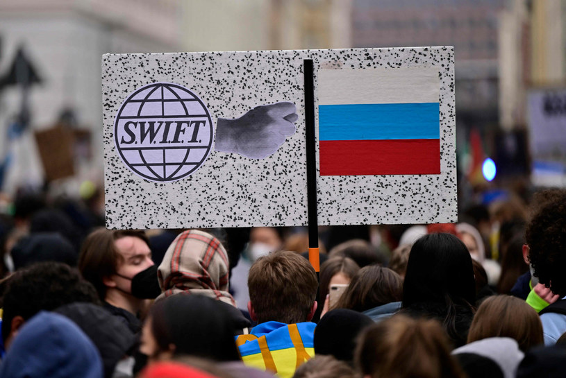 Po zablokowaniu Kremla w systemie komunikacji bankowej SWIFT, przychody z importu e-commerce do Rosji spadły prawie o połowę /JOHN MACDOUGALL/AFP /East News