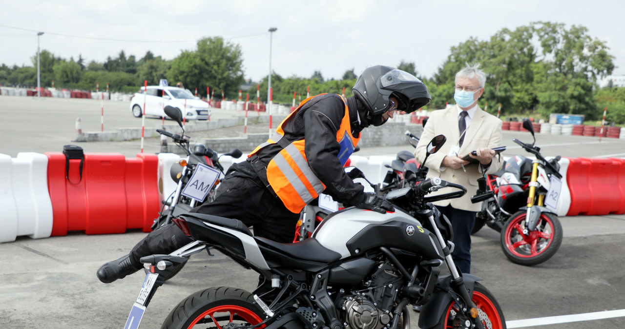 Po zakończeniu części praktycznej na placu manewrowym ruszamy motorem na część egzaminu w terenie. /Jakub Kaminski/EastNews /East News