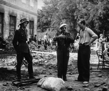 Po zakończeniu II wojny światowej Aleksander Ford został wykładowcą łódzkiej Szkoły Filmowej, zaczął także realizować filmy fabularne. Pierwszym z nich była "Ulica graniczna" - wojenna opowieść o losie warszawskich dzieci i ich rodzin.

"Film Aleksandra Forda jest prostą i bezpośrednią opowieścią o bolesnych doświadczeniach narodu, który spośród innych narodów najpełniej, najgłębiej doznał okropności wojny bez możliwości gorzkiej, ale i dumnej chwały militarnych zwycięstw" - pisał krytyk francuskiego magazynu "L'Ecran français". 

Film spotkał się z pozytywnym odbiorem nie tylko w Polsce i we Francji, ale również w Pradze i Wenecji, gdzie na Międzynarodowym Festiwalu Filmowym otrzymał w 1948 r. Złoty Medal za najlepszy film.