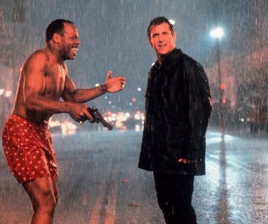 Po zakończeniu przygody z Mad Maxem, kolejny międzynarodowy sukces przyszedł wraz z rolą Martina Riggsa w cyklu "Zabójcza broń" (1987-1997). Cztery filmy o perypetiach pogrążonego w depresji policjanta, który podejmuje się najbardziej niebezpiecznych zadań, i chcącego w spokoju doczekać emerytury starszego partnera (Danny Glover), zarobiła na całym świecie łącznie ponad 955 milionów dolarów. Pierwsza część uchodzi za najlepszy policyjny buddy movie w historii.