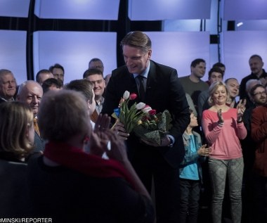 Po zakończonym programie otrzymał kwiaty od zebranej w studo publiczności.

 