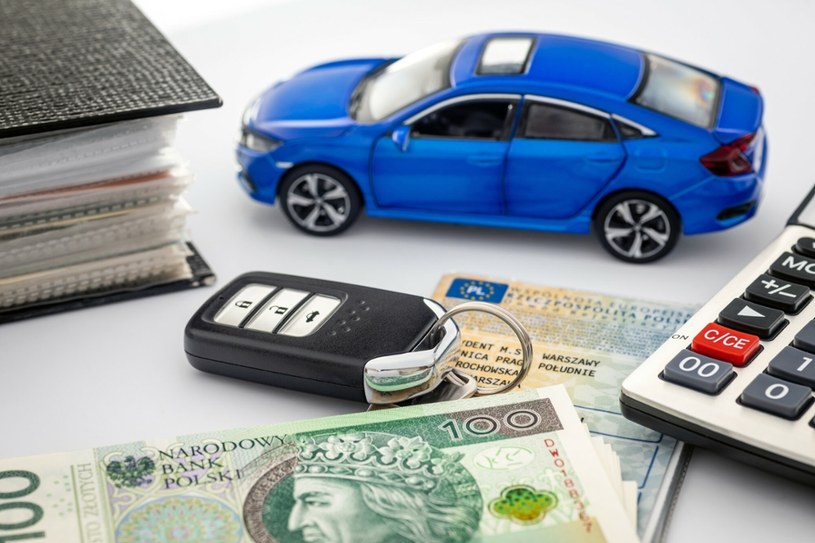 Po zakupie samochodu używanego kierowcy muszą pamiętać o zapłaceniu podatku PCC-3 /Arkadiusz Ziółek /East News
