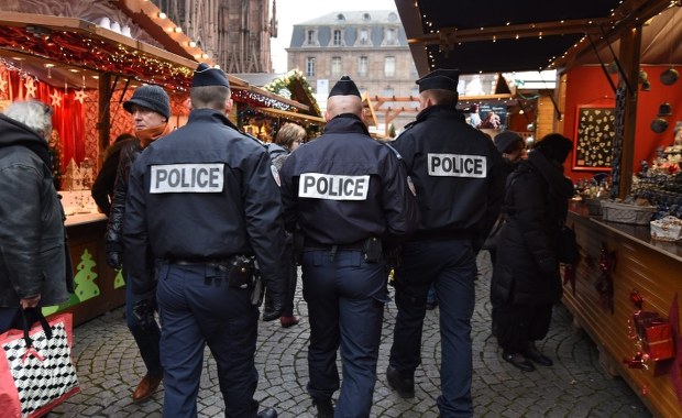 Po zamachach w Paryżu: Sklepy wycofują ze sprzedaży zabawkowe karabiny czy pistolety