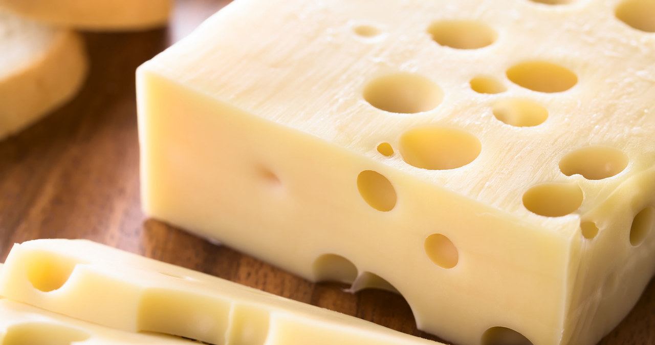 Po zanurzeniu w ciepłym mleku żółty ser odzyska swoją miękkość. /123RF/PICSEL