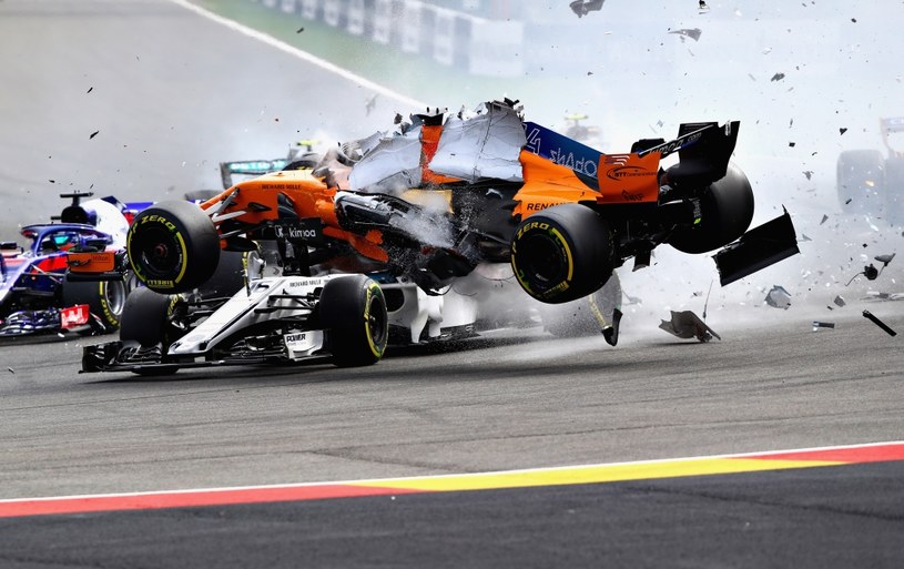 Po zderzeniu bolid Alonso został wyrzucony w powietrze /Getty Images