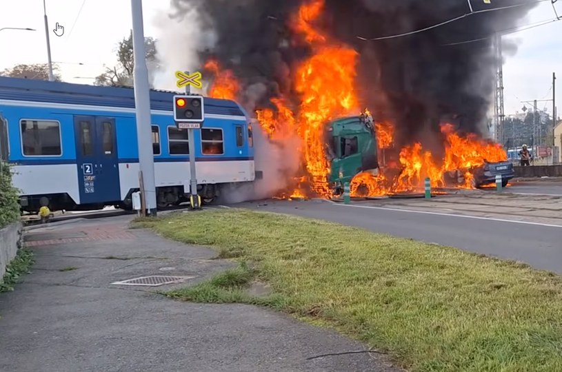 Po zderzeniu ciężarówka i pociąg stanęły w ogniu /Policja