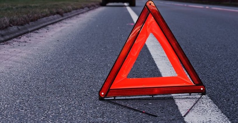 Po zderzeniu ciężarówki i samochodu osobowego zablokowana jest droga krajowa nr 1 w Szczepocicach Rządowych. /123RF/PICSEL