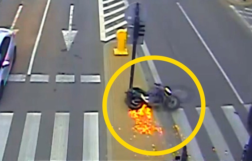 Po zderzeniu motocykl uderzył w słup sygnalizacji, motocyklista miała szczęście, że wcześniej spadła na asfalt /Policja