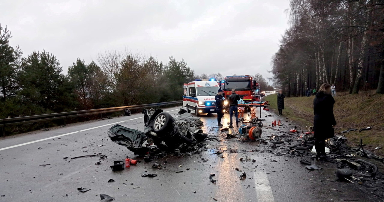 Po zderzeniu z Audi Q7 VW Passat został rozerwany na dwie części /PAP