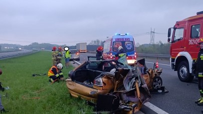 Po zderzeniu z ciężarówką z auta osobowego wypadł silnik