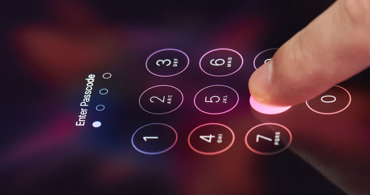 Po złym wpisaniu kodu PIN, telefon wymagać będzie kodu PUK. Co jeśli go nie pamiętamy? /123RF/PICSEL