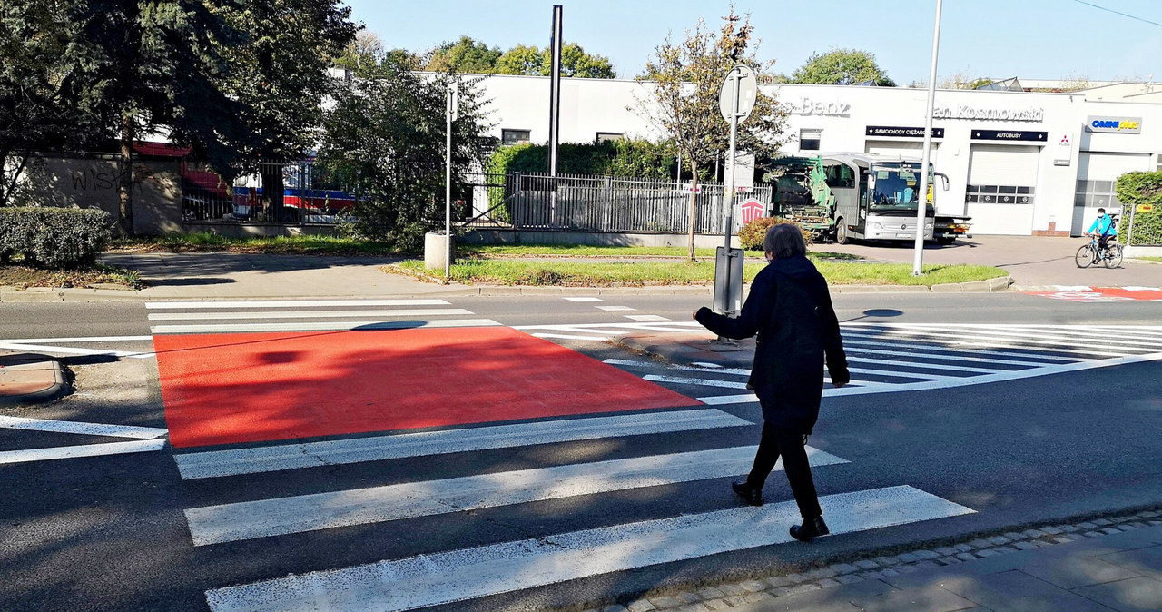 Po zmianach kierowca ma ustępować pierwszeństwa pieszym wchodzącym na przejście. W praktyce to już się dzieje, a każde potrącenie na przejściu jest winą kierowcy /ANETA ZUREK / POLSKA PRESS /East News