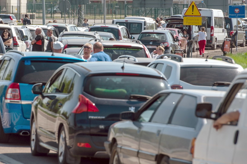 Po zmianie przepisów podatkowych na Ukrainę jedzie masa samochodów. Nie wszystkie pozyskane są legalnie /Wojtek Jargiło /PAP