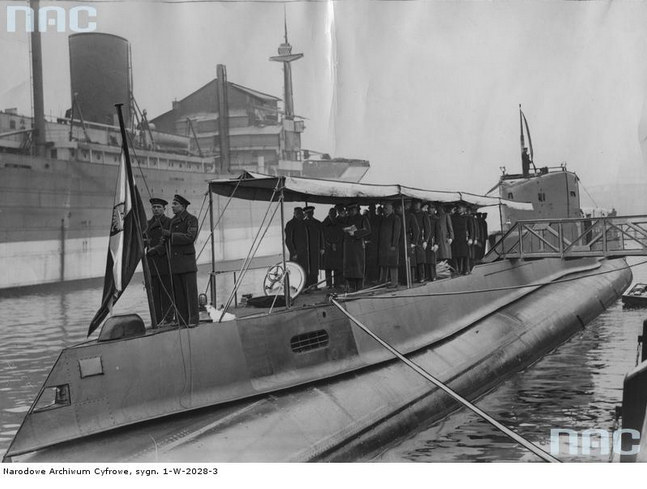 Po zwodowaniu okrętu ORP "Orzeł" w stoczni Vlissingen - wciąganie polskiej bandery /Z archiwum Narodowego Archiwum Cyfrowego