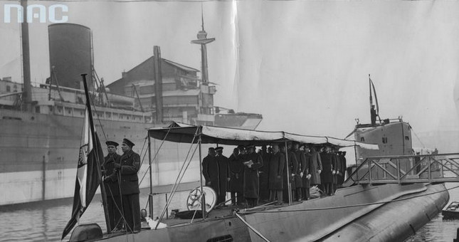 Po zwodowaniu okrętu ORP "Orzeł" w stoczni Vlissingen - wciąganie polskiej bandery /Z archiwum Narodowego Archiwum Cyfrowego