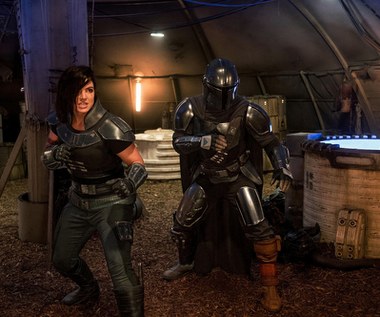 Po zwolnieniu Carano przez LucasFilm firma Hasbro, producent serii zabawek: "Mandalorian Black Series" i "The Vintage Collection", anuluje składane przez Internet zamówienia figurek przedstawiających Carę Dune. Sprawa zrobiła się głośna, gdy jeden z internautów umieścił na Twitterze informację, że jego zamówienie zostało odrzucone (już po dokonaniu wpłaty). Zamiast figurki Cary Dune, otrzymał informację, że zwrot pieniędzy otrzyma niebawem, a operator "przeprasza za niedogodności i bardzo dziękuje za wyrozumiałość". Po nim zaczęli zgłaszać się kolejni.

W sprzedaży podobno pozostają jeszcze figurki z kolekcji Vintage, jednak internauci skarżą się, że coraz trudniej je dostać. I faktycznie, przeglądając oferty sklepów internetowych, w prawie każdym odnajdujemy informację "brak w magazynie". Nic dziwnego, że ceny tych figurek na aukcjach internetowych wystrzeliły w kosmos (100-140 dolarów).