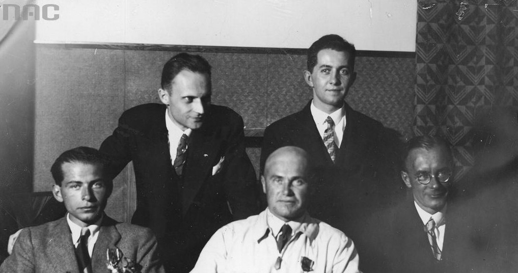 Po zwycięstwie w zawodach Challenge 1932. Stoją od lewej:  Stanisław Rogalski i Jerzy Wędrychowski. Siedzą od lewej: Stanisław Wigura, Franciszek Żwirko i Jerzy Drzewiecki /Z archiwum Narodowego Archiwum Cyfrowego