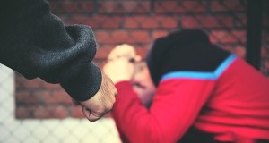 Pobicie w parku w Otwocku. Wiek napastników bulwersuje