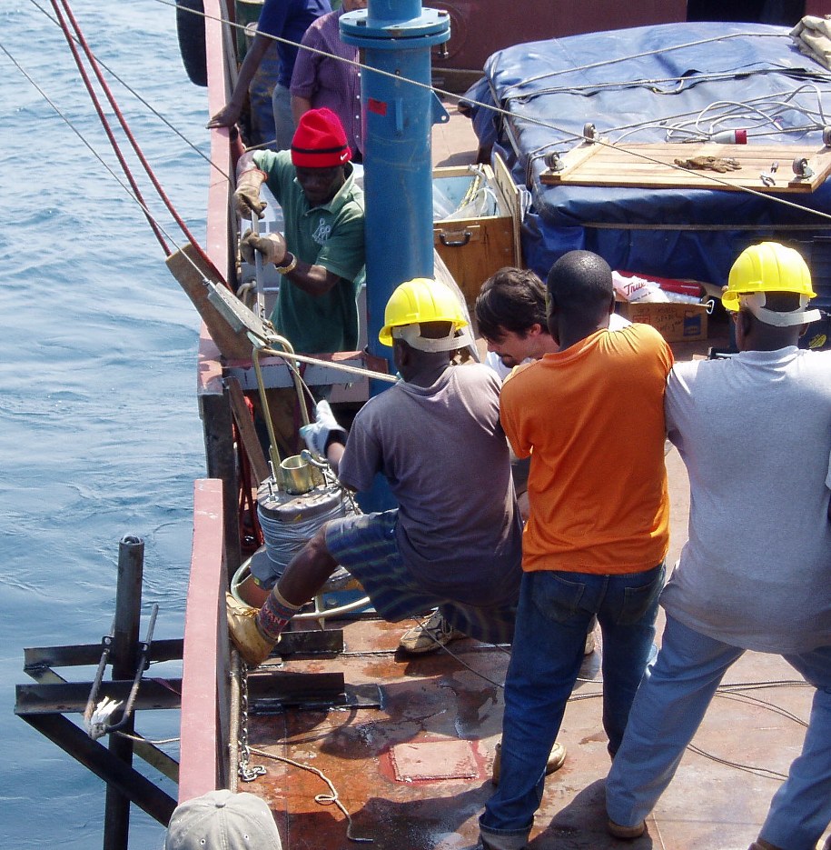 Pobieranie próbek skał z dna jeziora Tanganika &nbsp; /poboczem.pl