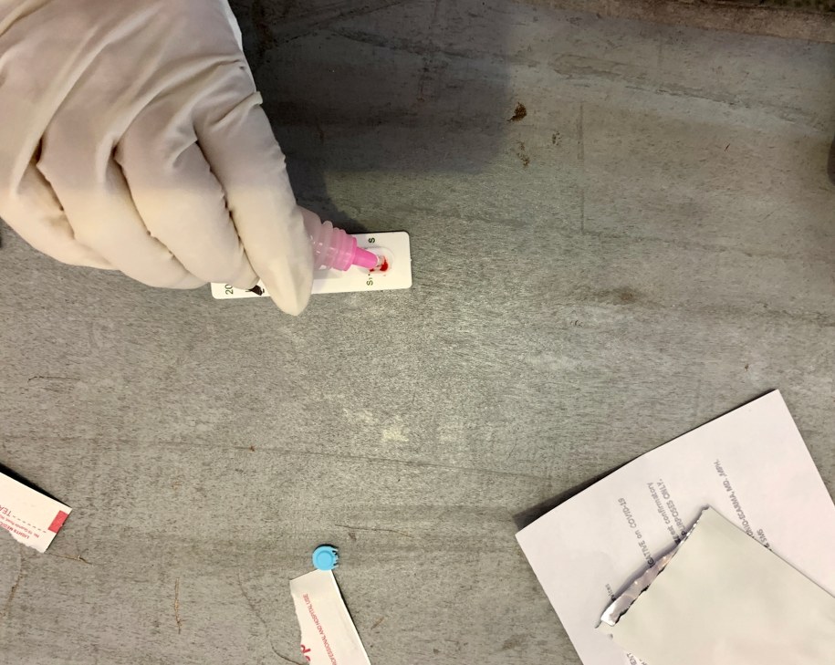 Pobieranie próbki krwi do badań na koronawirusa /EPA/FRANCIS R. MALASIG /PAP/EPA