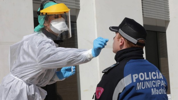 Pobieranie testu na obecność koronawirusa od policjanta w Madrycie /MADRID CITY HALL HANDOUT /PAP/EPA