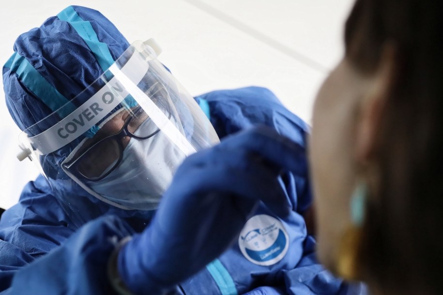 Pobieranie wymazu do badań wykrywających obecność wirusa SARS-CoV-2 /Leszek Szymański /PAP