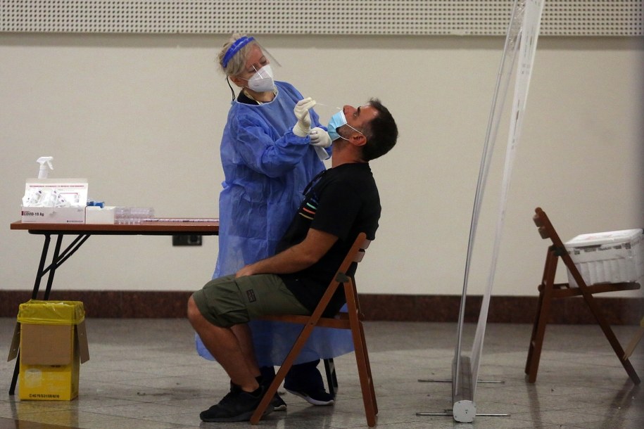 Pobieranie wymazu do badania w kierunku SARS-CoV-2 /ORESTIS PANAGIOTOU /PAP/EPA