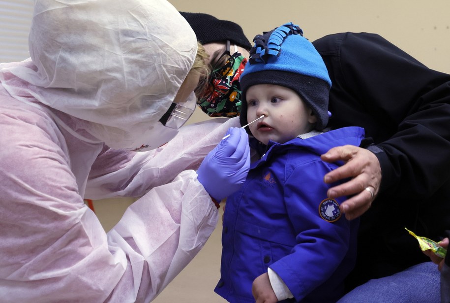 Pobieranie wymazu od dziecka w  Hildburghausen w Niemczech /RONALD WITTEK /PAP/EPA