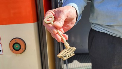 "Pobierz berło". O co chodzi z nietypowym znakiem w Poznaniu?