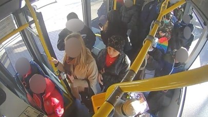 Pobiła kobietę w autobusie. Poszło o maseczkę