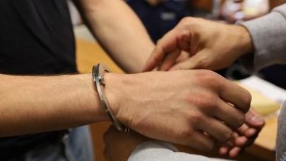 Pobili nastolatka. Ukradli 700 złotych i e-papierosa  