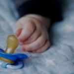 Pobite niemowlę leżało twarzą do ziemi. Matka miała 3 promile